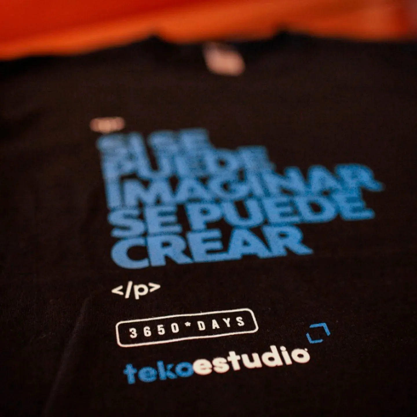 Camiseta de Teko Estudio con la frase «Si se puede imaginar, se puede crear»